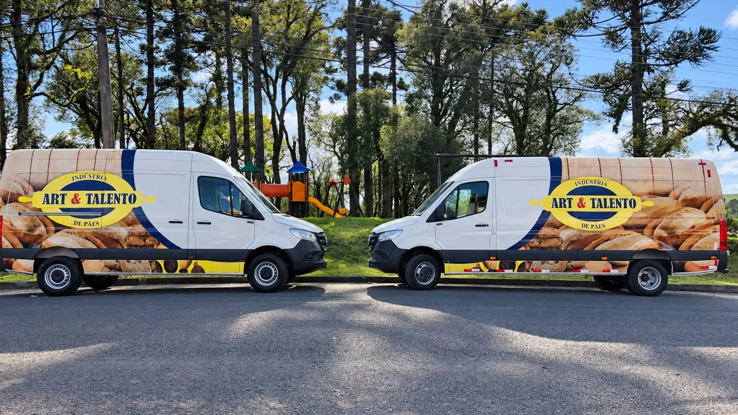 Frota própria da Art & Talento: duas vans Sprinter adesivadas com a marca